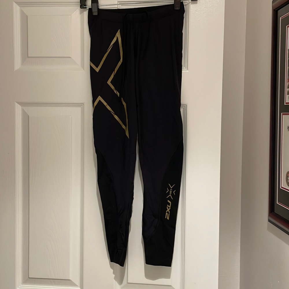 Size S 2XU athletic recovery leggings